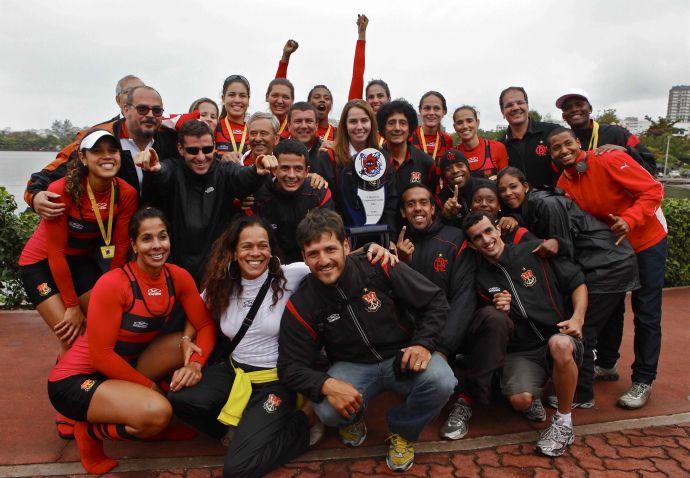 Nem mesmo a chuva e o vento conseguiram tirar o brilho do Flamengo que foi o grande campeão da 4ª Regata do Campeonato Estadual de Remo 2011 ao vencer um total de seis das 13 provas realizadas  / Foto: Divulgação Flamengo